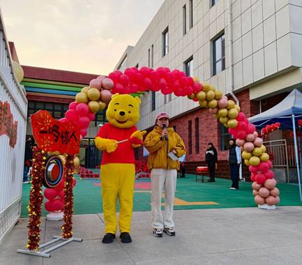 “萌娃踏春归，小马伴我行”