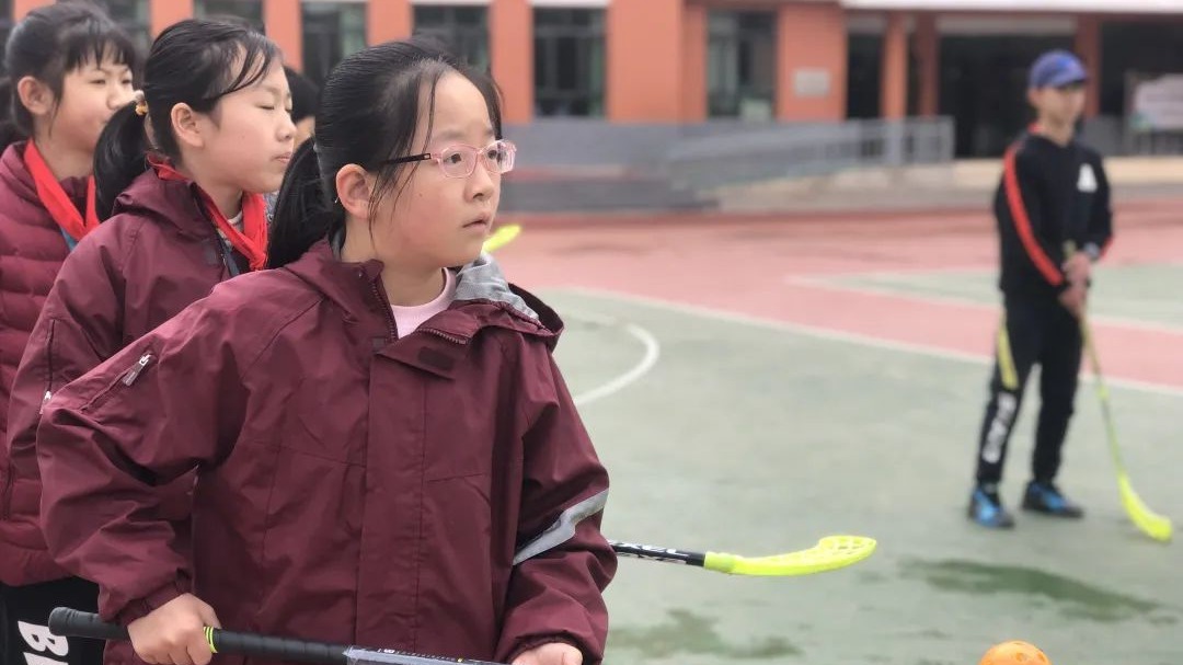 校园旱地冰球走进兰州理工大学附属中学